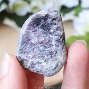Charoiet cabochon - Crystal Cave