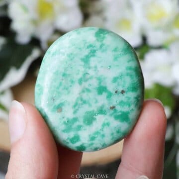 Nefriet cabochon - Crystal Cave