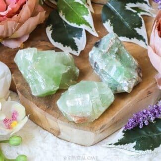 Ruwe groene calciet brok - Crystal Cave