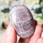 Paarse anhydriet cabochon - Crystal Cave