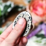 Dalmatier jaspis worry stone - Crystal Cave