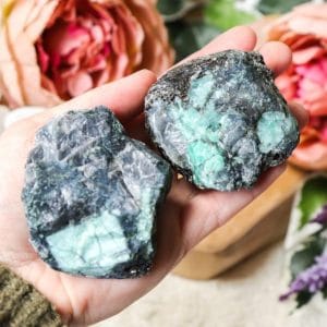 Smaragd in biotiet brok - Crystal Cave