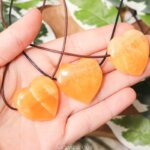 Oranje calciet hart ketting - Crystal Cave
