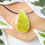 Groene opaal ema egg hanger - Crystal Cave
