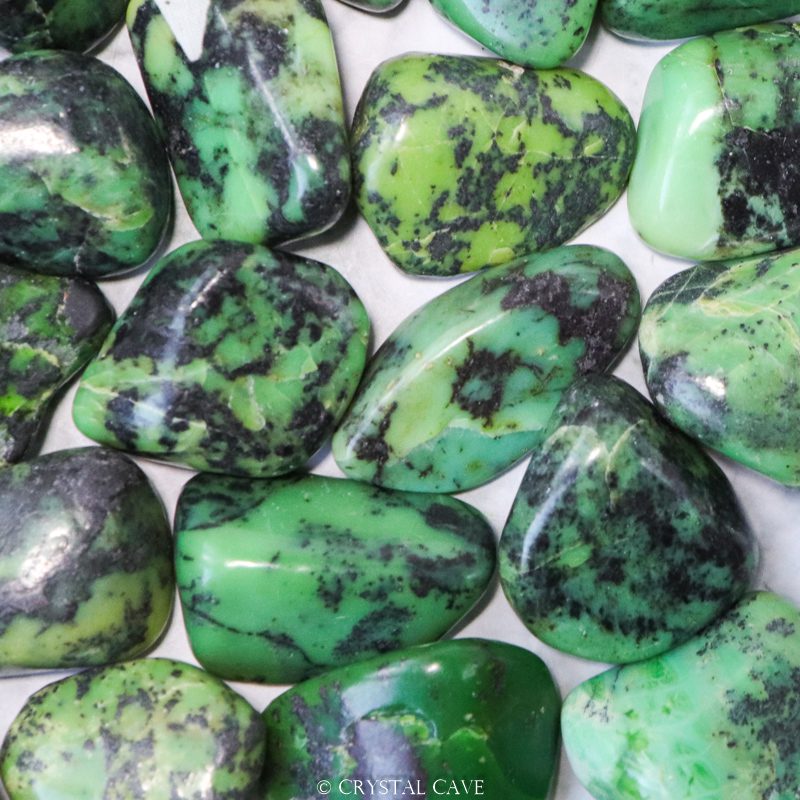 Edelstenen en Mineralen J 7 Zwart en groene nefriet jade kopen - Crystal Cave