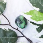 Zwart en groene nefriet jade steen - Crystal Cave