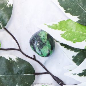 Zwart en groene nefriet jade steen - Crystal Cave