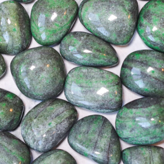 Edelstenen en Mineralen G 56 Groene gneis kopen - Crystal Cave